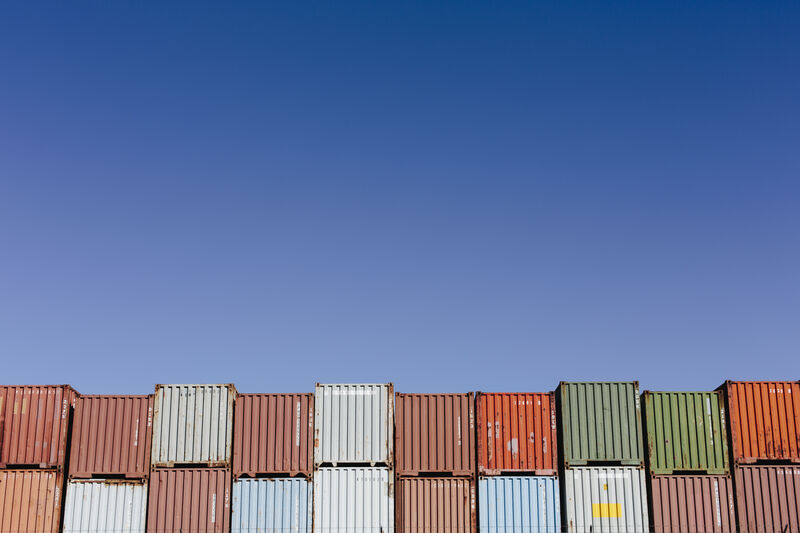 Containers maritimes colorés empilés disponibles à la vente en lot