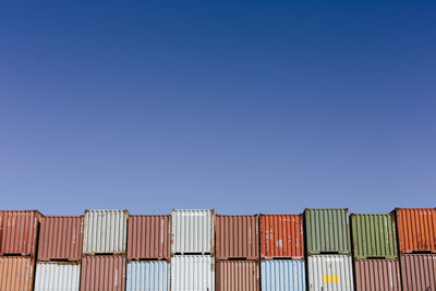 Containers maritimes colorés empilés disponibles à la vente en lot