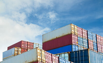 Containers 40 pieds empilés dans un dépôt maritime