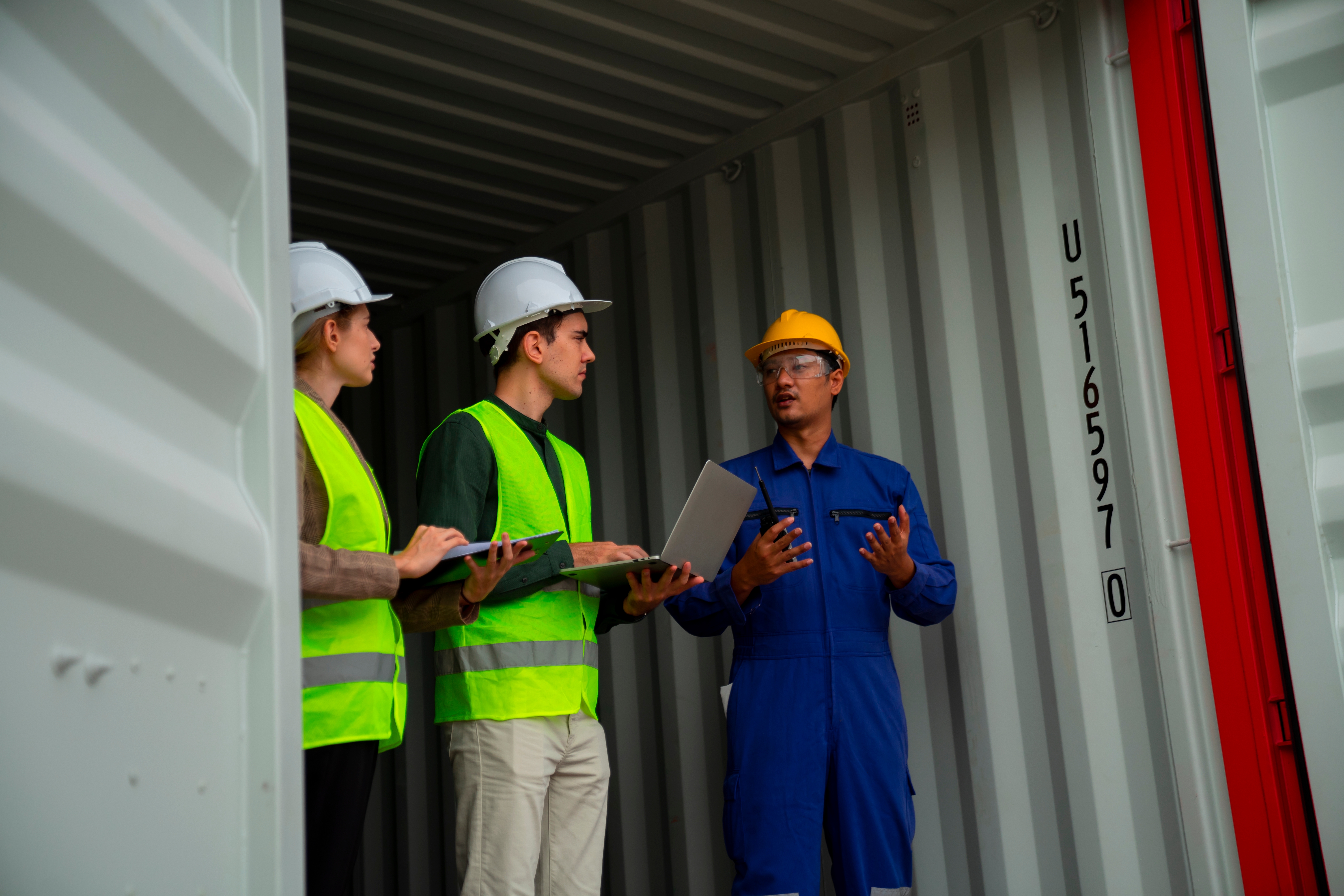Inspection intérieure d'un container maritime — vérification des normes ISO et de la plaque CSC par des professionnels